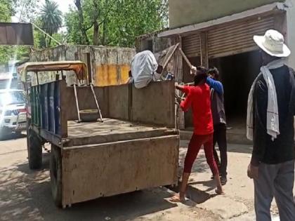 Madhya Pradesh Dewas dead body carried in garbage vehicle action teken after video goes viral | मध्य प्रदेश के देवास से आई शर्मसार करने वाली तस्वीर, कचरा वाहन में ढोया शव, वीडियो वायरल होने के बाद कार्रवाई Madhya Pradesh Dewas dead body carried in garbage vehicle action teken after video goes viral | मध्य प्रदेश के देवास से आई शर्मसार करने वाली तस्वीर, कचरा वाहन में ढोया शव, वीडियो वायरल होने के बाद कार्रवाई