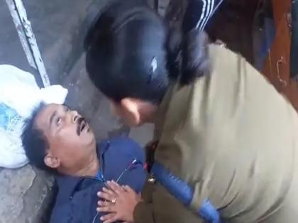 mp elderly person suddenly heart attack middle road gwalior woman police officer on duty saved person's life giving CPR video | देखें वीडियो: बीच सड़क पर बुजुर्ग को अचानक आया दिल का दौरा, ड्यूटी पर तैनात महिला पुलिस वाली ने सीपीआर देकर ऐसी बचाई शख्स की जान
