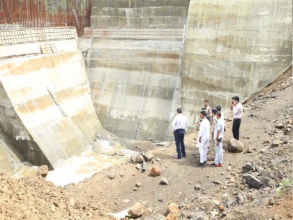 Dam Collapse in MP averted, CM Shivraj Singh Chouhan congratulated the officials and workers | मध्य प्रदेशः धार में कारम नदी पर बन रहे डैम के टूटने का खतरा टला, खाली कराए गए गावों में ग्रामीण कर रहे वापसी