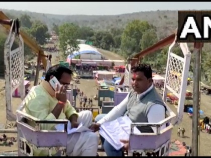 MP minister Brijendra Singh Yadav mobile singles not available sitting in swing 9 hours bad network pics | खराब नेटवर्क से परेशान एमपी के मंत्री बृजेंद्र सिंह यादव, मोबाइल सिग्नल के लिए चढ़े मेले में लगे झूले पर