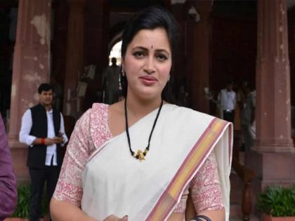 MP Navneet Rana will read Hanuman Chalisa in front of 'Matoshree', the politics of Maharashtra gets heated | सांसद नवनीत राणा 'मातोश्री' के सामने पढ़ेंगी हनुमान चालीसा, महाराष्ट्र की सियासत हुई गर्म