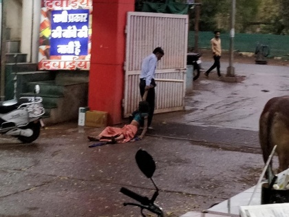 Hospital Security Guard dragged Mentally Unstable Woman threw her on road video viral Madhya Pradesh's Khargone  | गार्ड ने अर्ध विक्षिप्त महिला को लोगों के सामने अस्पताल परिसर में 300 मीटर तक घसीटा, वीडियो वायरल