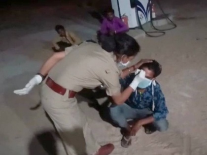 Madhya Pradesh Police Sub-Inspector writes violated lockdown stay away from me on forehead | मध्य प्रदेश पुलिस ने मजदूर के माथे पर लिखा-'मैंने लॉकडाउन के नियमों का उल्लंघन किया है, मुझसे दूर रहें'