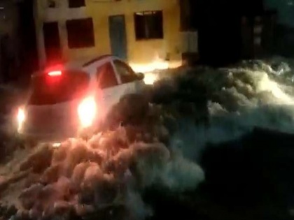MP Rain Heavy rains worsened the situation in Indore cars Flow school holiday declared video surfaced | MP Rain: इंदौर में भारी बारिश से बिगड़े हालात, कारें बहीं, स्कूलों की छुट्टी घोषित, सामने आया खौफनाक वीडियो