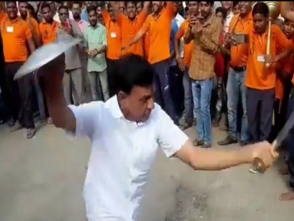 mp Finance Minister Jagdish Deora fencing video viral Mandsaur Ramdev mela | मध्य प्रदेशः मंदसौर के रामदेव मेले में तलवारबाजी करते नजर आए प्रदेश के वित्त मंत्री जगदीश देवड़ा, वीडियो वायरल