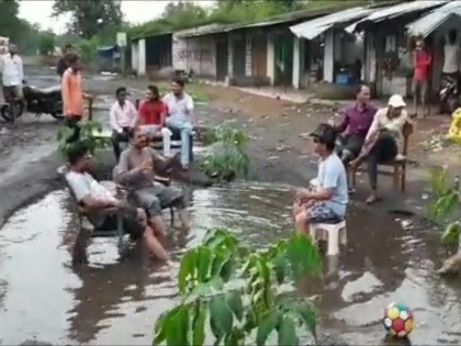 madhya pradesh Anuppur people unique protest potholes in road video viral | एमपी की सड़क पर बना विशाल गड्ढा तो लोगों ने बना डाला 'बीच', इस अनोखे विरोध प्रदर्शन का वीडिया हुआ वायरल