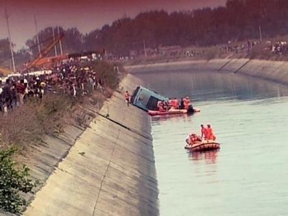 MP bus accident 42 bodies found rescue operation under way CM announces Rs 5 lakh ex-gratia | मध्य प्रदेशः नहर में गिरी नर्सिंग छात्रों से भरी बस, 42 शव निकाले गए, परिजनों को पांच-पांच लाख रुपये की सहायता