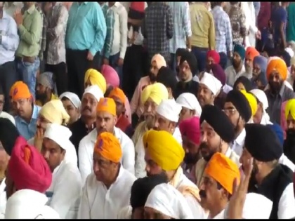 mp Sikh community raged Kamal Nath participation kirtan troupe viral video guru nanak jayanti | वीडियो: ‘आपको टायर डाल कर जला दिया गया था, फिर भी आप नहीं सुधरते’, कमलनाथ के कीर्तन मंडली में शामिल होने पर भड़के सिख समुदाय-मचा विवाद