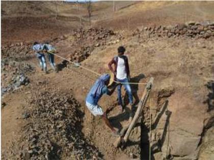pathan bhuriya is digging well for irrigation water in barwani mp | पानी के लिए तीन सालों से पत्थरों को चीर रहा पठान का परिवार, पढ़िए मजबूरी की ये दास्तां