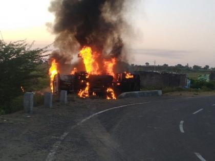 madhya pradesh Fire breaks out in fuel tanker 2 dead over 20 injured | मध्य प्रदेश में तेल टैंकर के पलटने के बाद ईंधन लेने के लिए जाम हुए लोग, विस्फोट के बाद 2 की मौत, 23 घायल
