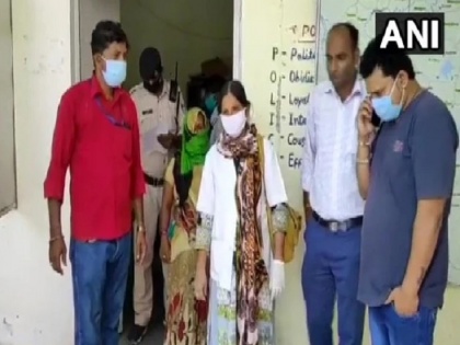 madhya pradesh asha worker attacked by man in nargunda village of tikamgarh while covid 19 checkup | MP Ki Taja Khabar: आशा कार्यकर्ता को युवक ने चप्पलों से पीटा, धक्का दिया, बाल खींचे