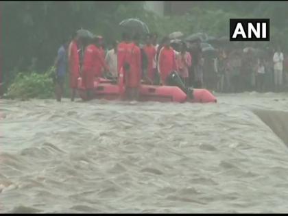 mp vidisha news women flew for 16 km in river betwa rescue with tube after 8 hours hospitalised raksha bandhan | मप्र: उफनती नदी में मोटी लकड़ी के सहारे 16 किलोमीटर तक बहती रही महिला, 8 घंटे बाद ऐसे बची जान