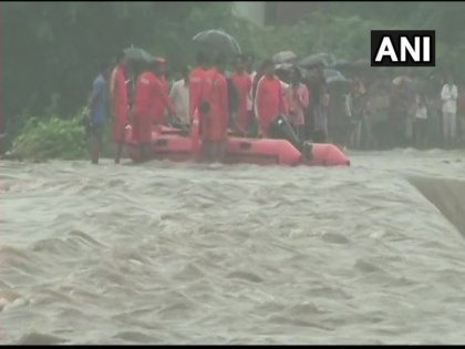 mp vidisha news women flew for 16 km in river betwa rescue with tube after 8 hours hospitalised raksha bandhan | मप्र: उफनती नदी में मोटी लकड़ी के सहारे 16 किलोमीटर तक बहती रही महिला, 8 घंटे बाद ऐसे बची जान