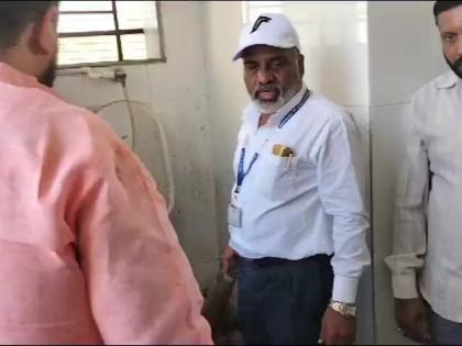 Chhatrapati Sambhajinagar Got dirty toilet cleaned acting dean government hospital case registered against Shiv Sena MP Hemant Patil action video went viral | Chhatrapati Sambhajinagar: सरकारी अस्पताल के कार्यवाहक डीन से गंदा शौचालय साफ करवाया, शिवसेना सांसद हेमंत पाटिल पर केस दर्ज, वीडियो वायरल के बाद एक्शन