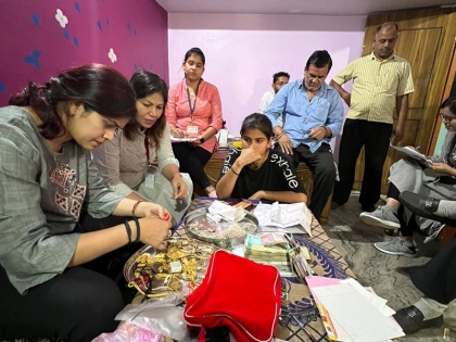 Chhatarpur assistant committee manager Munna singh raid assets worth more than 6 times income found crores recovered | छतरपुरः सहायक समिति प्रबंधक के कई ठिकानों पर एक साथ छापा, 6 गुना आय से अधिक संपत्ति मिली, करोड़ों का माल बरामद