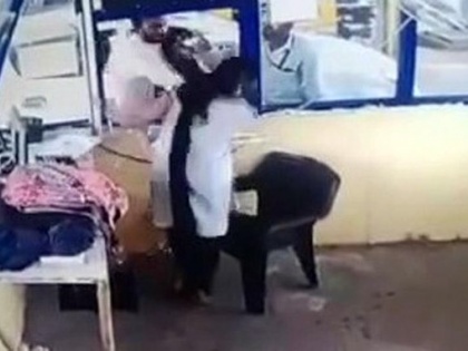 Man slaps toll plaza attendant beaten up she allegedly asked him to pay toll charges in MP's Rajgarh see video | राजगढ़ः रोड टैक्स और आधार कार्ड देने पर विवाद, चालक ने महिला टोल प्लाजा कर्मचारी को थप्पड़ जड़ा, थप्पड़बाज को महिलाकर्मी ने दिया ऐसे जबाव, देखें वीडियो
