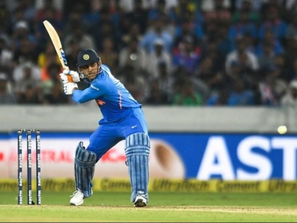 MS Dhoni needs 33 runs to complete his 17000 runs in International Cricket | IND vs AUS: धोनी इस जबर्दस्त रिकॉर्ड से महज 33 रन दूर, रांची में घरेलू दर्शकों के सामने होगा कमाल का मौका
