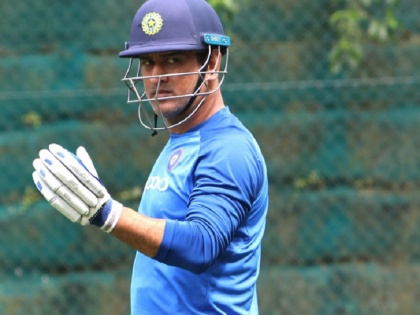 ms dhoni returns for practice for fourth odi at hamilton against new zealand | IND Vs NZ: 'चोटिल' धोनी अभ्यास के लिए नेट्स पर लौटे, हैमिल्टन वनडे के लिए टीम इंडिया ने बहाया पसीना