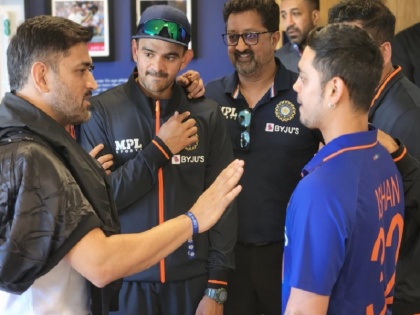 India vs England T20 Series: MS Dhoni visits team India dressing room in Edgbaston after match | Ind Vs Eng: दूसरे टी20 में भारत की जीत के बाद जब टीम इंडिया के ड्रेसिंग रूम में पहुंचे धोनी, वायरल हो रही तस्वीर