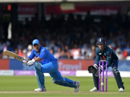 ms dhoni become 4th indian and second wicketkeeper to score 10000 runs in international odi | धोनी वनडे में 10 हजार रन बनाने वाले दुनिया के दूसरे विकेटकीपर बने, ये खास रिकॉर्ड भी किया अपने नाम