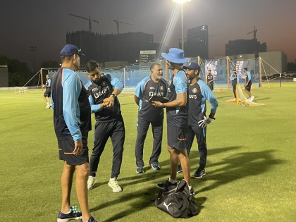 T20 World Cup Team India MS Dhoni join warm-up match against England BCCI took Twitter pics virat kohli | T20 World Cup: भारतीय टीम में एमएस धोनी की वापसी, आईपीएल के बाद टी20 विश्व कप पर नजर, बीसीसीआई ने शेयर की फोटो