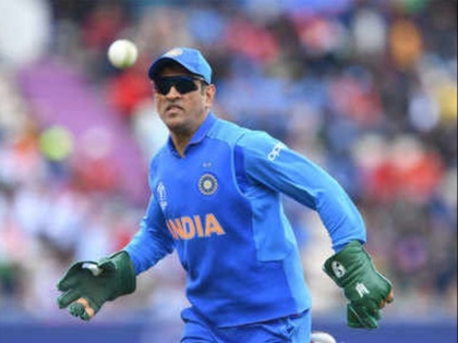 ICC World Cup 2019: India vs New Zealand Semi final: MS Dhoni makes new world record against New Zealand | IND vs NZ: एमएस धोनी ने सेमीफाइनल में उतरते ही बनाया वर्ल्ड रिकॉर्ड, बने ये कारनामा करने वाले पहले खिलाड़ी