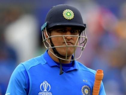 MS Dhoni Wrist and back injury reason behind his absence from Indian team, reports | खुलासा! धोनी के ना खेलने की असली 'वजह' आई सामने, पूरे वर्ल्ड कप के दौरान रहे थे परेशान