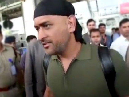 MS Dhoni new look, he arrives in Jaipur, Video goes viral | एमएस धोनी नए लुक में जयपुर एयरपोर्ट पहुंचे, फैंस से घिरे आए नजर, वीडियो हुआ वायरल