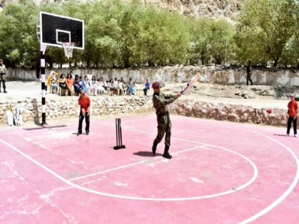 MS Dhoni Plays Cricket With Kids In Leh, Pic goes viral | एमएस धोनी बच्चों के साथ लेह में क्रिकेट खेलते आए नजर, तस्वीर हुई वायरल