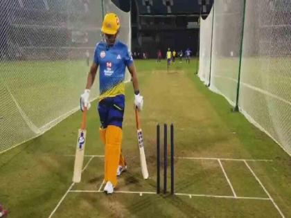 IPL 2020: MS Dhoni gets rousing reception in CSK's first training session at MA Chidambaram Stadium | IPL 2020: मैदान पर लौटे एमएस धोनी, 'धोनी-धोनी' के नारे से गूंजा स्टेडियम, देखें वीडियो