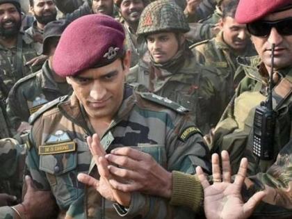 MS Dhoni singing 'Main Pal Do Pal Ka Shayar Hun' in army uniform, video goes viral | धोनी का आर्मी यूनिफॉर्म में 'मैं पल दो पल का शायर हूं' गाते हुए वीडियो वायरल, फैंस ने की तारीफ