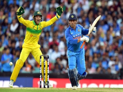 india vs australia video ms dhoni was not out as umpire gives wrong call in 1st odi sydney | वीडियो: धोनी सिडनी वनडे में नहीं थे 'आउट', अंपायर के गलत फैसले के बावजूद इस कारण से नहीं ले सके रिव्यू