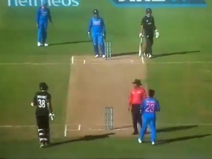 IND vs NZ: Dhoni shows his class again, helps kuldeep yadav to take wicket of trent boult | IND vs NZ: धोनी के 'जाल' में ऐसे फंसा न्यूजीलैंड, कुलदीप को दी ये खास सलाह, अगली गेंद पर मिल गया विकेट, देखें वीडियो