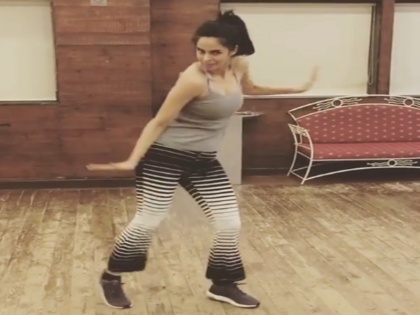 Actress Mallika Sherawat Dance Video Viral On social media fans going crazy | VIDEO: इंटरनेट पर मल्लिका शेरावत का धमाकेदार डांस वायरल, स्टाइल देख दिल थाम के रह गए लोग