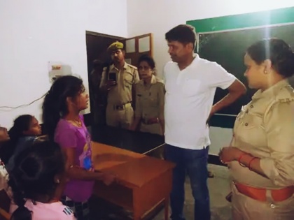 lakhimpur khiri 2 teachers hostage 30 girl students on school roof for transfer | लखीमपुर खीरीः तबादले को लेकर शिक्षिकाओं ने 30 से ज्यादा छात्रों को बनाया बंधक, स्कूल की छत से चिल्लाने की आई आवजें फिर...