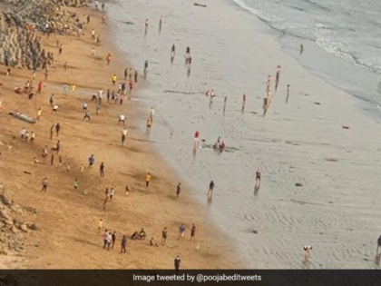 actress pooja bedi tweet a photo of beach and asked is this lockdown | बॉलीवुड एक्ट्रेस ने फोटो शेयर कर साधा सरकार पर निशाना, लिखा-क्या ये लॉकडाउ है ? या समुद्र तट पर...