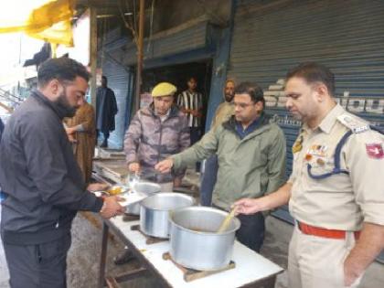 Thousands of vehicles stranded on Jammu-Srinagar national highway Mughal Road SSG Sinthan road closed Kulgam police organise langar at Qazigund for stranded drivers and passengers | Jammu-Srinagar national highway: मुगल रोड, एसएसजी, सिंथन मार्ग बंद, कुलगाम पुलिस ने फंसे हुए ड्राइवरों और यात्रियों के लिए काजीगुंड में लंगर का आयोजन किया