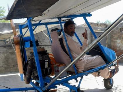 The Pakistani popcorn seller who built his own plane | ऑनलाइन वीडियो देख पॉपकॉर्न बेचने वाले ने खुद के बनाए प्लेन से भरी उड़ान, एयर फोर्स भी हुआ दीवाना The Pakistani popcorn seller who built his own plane | ऑनलाइन वीडियो देख पॉपकॉर्न बेचने वाले ने खुद के बनाए प्लेन से भरी उड़ान, एयर फोर्स भी हुआ दीवाना