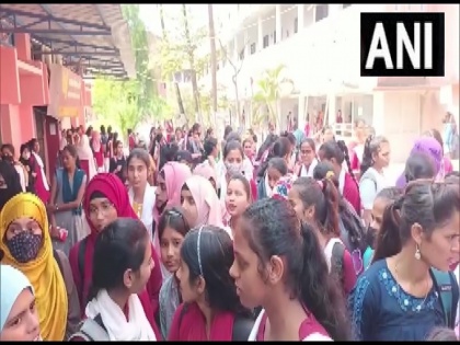 Hijab ruckus in Bihar's Mufferpur, principal said, 'Some girl students have low attendance, so they are creating controversy' | बिहार के मुफ्फरपुर में हिजाब पर हुआ बवाल, प्रिंसिपल ने कहा, 'कुछ छात्राओं की अटेंडेंस कम है, इसलिए वो विवाद पैदा कर रही हैं'