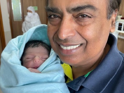 Mukesh Ambani and Nita Ambani become grandparents as Shloka and Akash welcome baby boy | मुकेश अंबानी दादा बने, आकाश और श्लोका के घर गूंजी किलकारियां, बेटे का जन्म