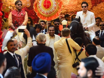 Isha Ambani & Anand Piramal wedding update, Mumbai: Visuals from outside Antilia Anil Ambani, Aamir Khan-Kiran Rao | बारात लेकर आनंद पीरामल पहुंचे ईशा अंबानी के घर, दुल्हन के भाईयों ने ऐसे किया स्वागत