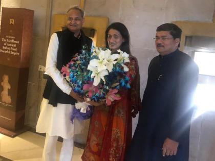 60 years old Congress leader Mukul Wasnik married with friend , Ashok Gehlot tweeted | कांग्रेस नेता मुकुल वासनिक ने 60 साल की उम्र में अपने इस दोस्त संग रचाई शादी, अशोक गहलोत ने ट्वीट कर दी बधाई 60 years old Congress leader Mukul Wasnik married with friend , Ashok Gehlot tweeted | कांग्रेस नेता मुकुल वासनिक ने 60 साल की उम्र में अपने इस दोस्त संग रचाई शादी, अशोक गहलोत ने ट्वीट कर दी बधाई