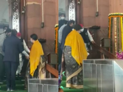 Mulayam Singh Yadav blesses Union Minister Smriti Irani as she greets him at the Parliament | स्मृति ईरानी ने बजट सत्र के पहले दिन छूए मुलायम सिंह यादव के पैर, संसद भवन से सामने आया वीडियो