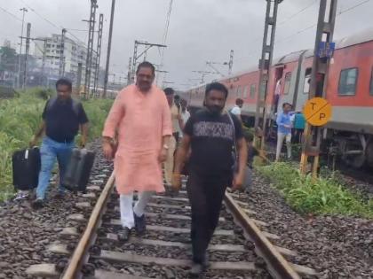Mumbai Rains Railway service affected Maharashtra government minister Anil Patil and MLA Amol Mitkari on trek | Mumbai Rains: बारिश के बाद रेलवे सेवा प्रभावित, ट्रैक पर निकल पड़े मंत्री अनिल पाटिल और MLA अमोल मिटकरी Mumbai Rains Railway service affected Maharashtra government minister Anil Patil and MLA Amol Mitkari on trek | Mumbai Rains: बारिश के बाद रेलवे सेवा प्रभावित, ट्रैक पर निकल पड़े मंत्री अनिल पाटिल और MLA अमोल मिटकरी