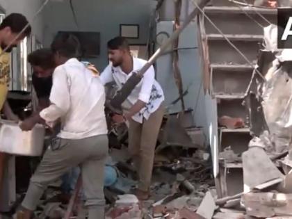 LPG cylinder blast in Chembur Mumbai 10 people seriously injured | Mumbai Cylinder Blast: मुंबई के चेंबूर में ब्लास्ट हुआ LPG सिलेंडर, 10 लोग गंभीर रूप से घायल LPG cylinder blast in Chembur Mumbai 10 people seriously injured | Mumbai Cylinder Blast: मुंबई के चेंबूर में ब्लास्ट हुआ LPG सिलेंडर, 10 लोग गंभीर रूप से घायल