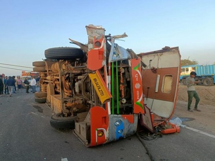 Road Accident 10 people died after a bus collided with truck on the Nashik-Shirdi highway in Maharashtra | महाराष्ट्रः साईं भक्तों को ले जा रही बस की ट्रक से हुई टक्कर में 2 बच्चों समेत 10 लोगों की मौत, सीएम ने की अनुग्रह राशि की घोषणा