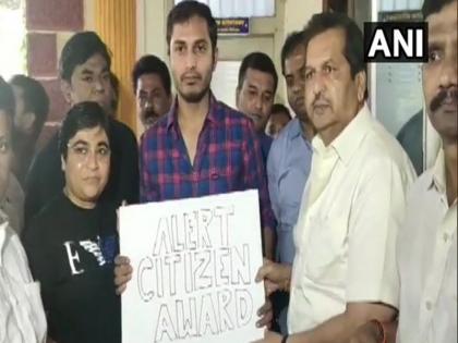 BJP Pres MP Lodha felicitates Uber driver took his passenger to Santa Cruz police station | महराष्ट्र: BJP अध्यक्ष लोढ़ा ने उबर ड्राइवर को किया सम्मानित, CAA विरोध की बात सुन किया था ये काम