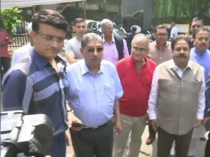 Sourav Ganguly arrives at BCCI office in Mumbai to file his nomination for the post of President | बीसीसीआई मुख्यालय पहुंचे सौरव गांगुली, अमित शाह के बेटे जय शाह भी साथ आए नजर