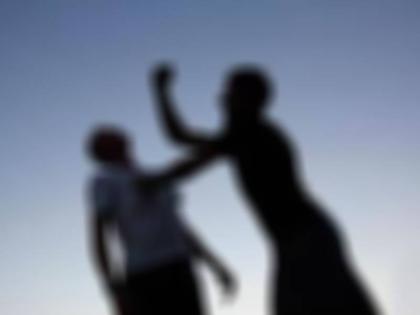 Mumbai Boss hits junior with clock for failing to meet sales target | सेल्स टारगेट को पूरा करने में विफल रहने पर बॉस को आया गुस्सा, टेबल क्लॉक से जूनियर पर किया हमला