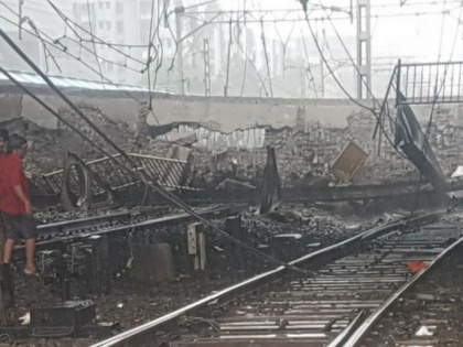 After andheri bridge collapse in mumbai, lines in western railway resume | मुंबई: अंधेरी फुटओवर ब्रिज हादसे के बाद पटरी पर लौटी वेस्टर्न रेलवे सेवा, मुंबईवासियों को मिली राहत